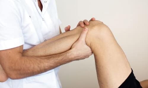 ο γιατρός εξετάζει το γόνατο για οστεοαρθρίτιδα